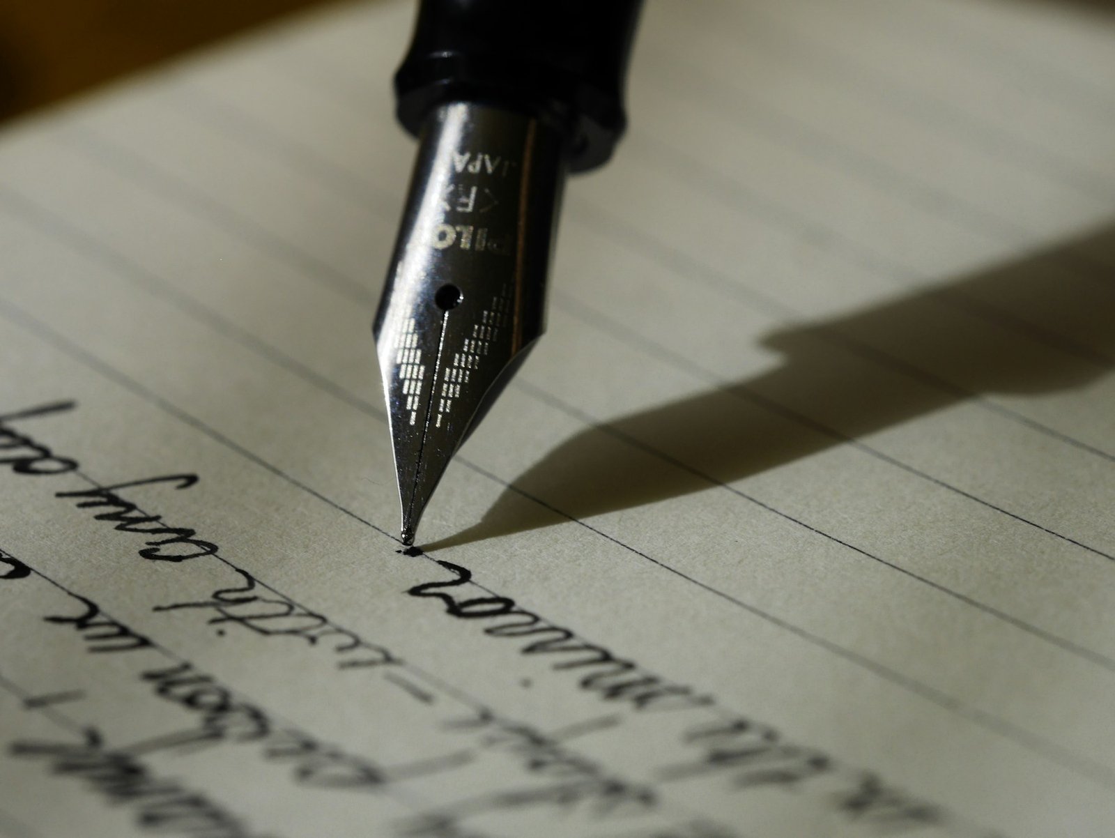 Manos escribiendo y ordenando ideas en un cuaderno
