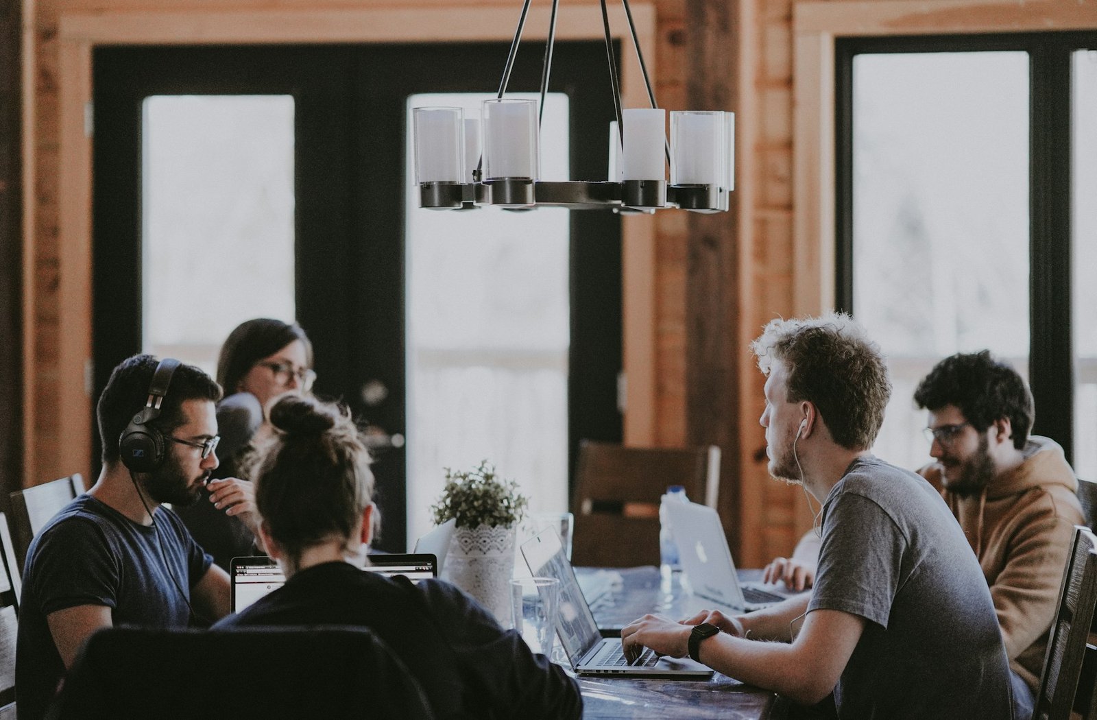 Equipo conversando alrededor de una mesa de trabajo